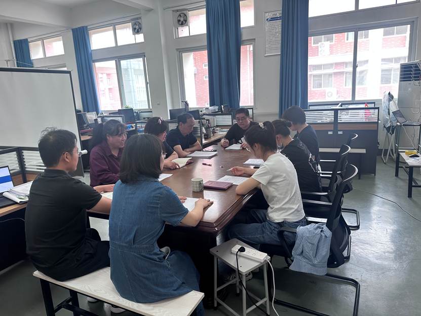 一群人在餐厅用餐AI 生成的内容可能不正确。