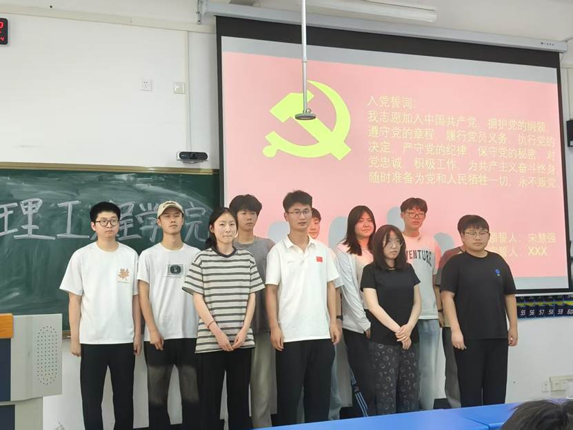 一群人站在画前合影AI 生成的内容可能不正确。