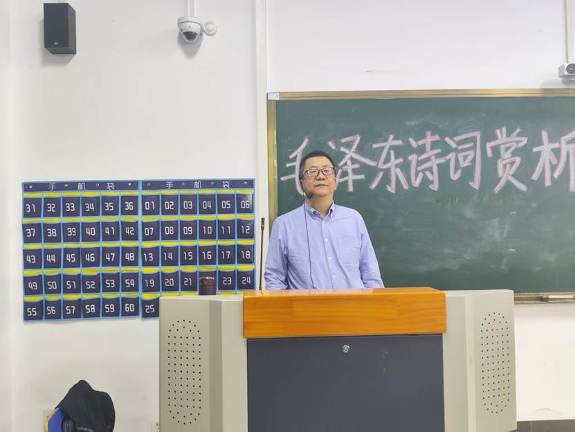图片包含 男人, 标志, 游戏机, 前 AI 生成的内容可能不正确。